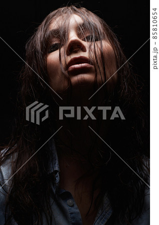Young wet woman under Lamp 85810654