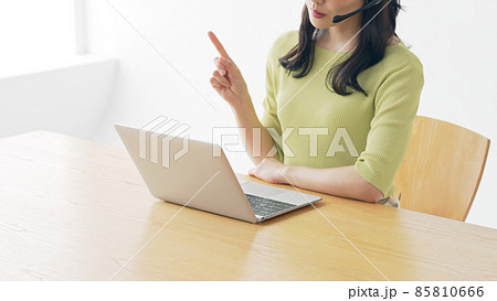 ビデオ通話で話す女性　web会議　リモートワーク 85810666