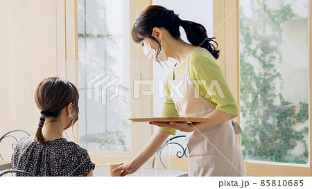 マスクをして接客するカフェ店員 85810685