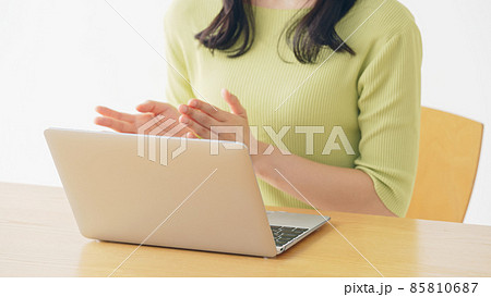 ビデオ通話で話す女性　web会議　リモートワーク 85810687
