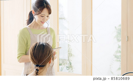 注文を取る女性店員 85810689