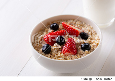 イチゴとブルーベリーをトッピングしたオートミール 85810802