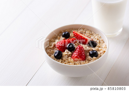 イチゴとブルーベリーをトッピングしたオートミール イチゴとブルーベリーをトッピングしたオートミール 85810803