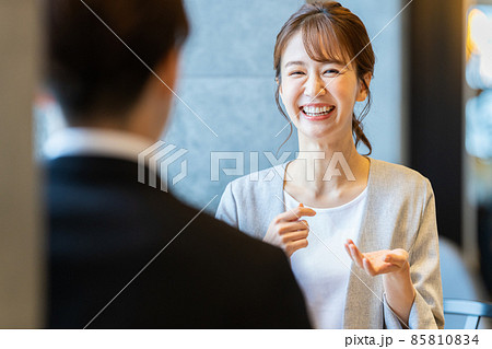 チーム　ビジネス　オフィス　ビジネスマン 85810834