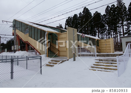 冬のJR北金岡駅 85810933