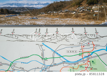 案内板と松本市四賀地区の景色と北アルプス【冬】 案内板と松本市四賀地区の景色と北アルプス【冬】 85811328