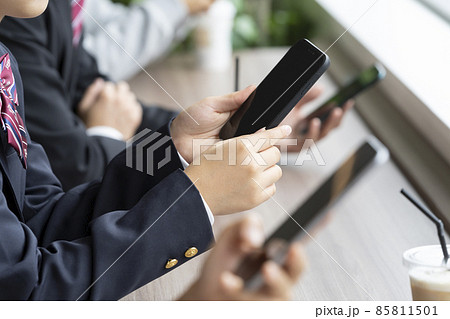 スマートフォンを操作する女子学生の手元　撮影協力:WEEK芝大門（サンフロンティア不動産） 85811501