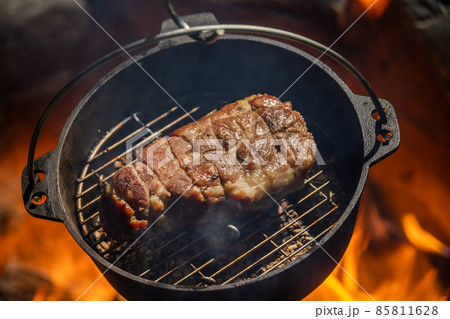 手作りベーコン　Bake homemade bacon outdoors  85811628