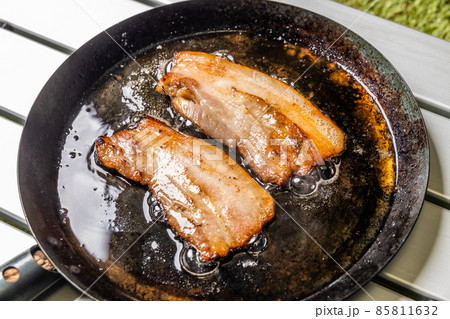 手作りベーコン Bake homemade bacon outdoors 手作りベーコン Bake homemade bacon outdoors 85811632
