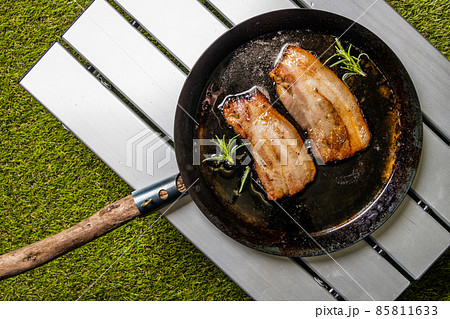 手作りベーコン Bake homemade bacon outdoors 手作りベーコン Bake homemade bacon outdoors 85811633