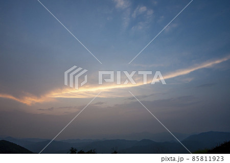 夏、山頂からの夕焼け風景 85811923