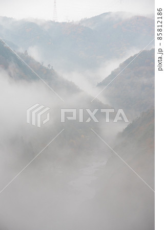 雲海に包まれる幻想的で美しい保津峡の絶景 85812186