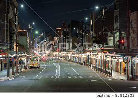 祇園の交差点から眺めた四条通の夜景 85812303