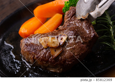 ランプステーキを盛り付ける ランプステーキを盛り付ける 85812369