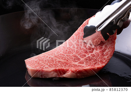 牛肉をフライパンで焼く 85812370