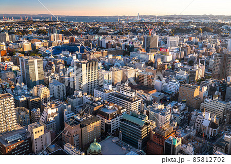 《神奈川県》横浜スタジアムと中心街の夕景 85812702