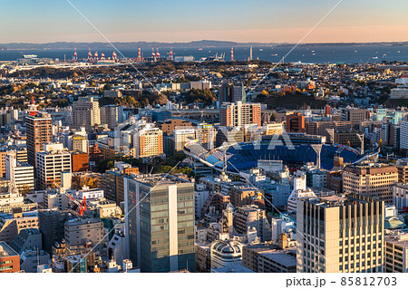 《神奈川県》横浜スタジアムと中心街の夕景 85812703