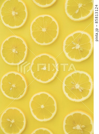 たくさん並ぶレモンのスライス　縦構図 85813124