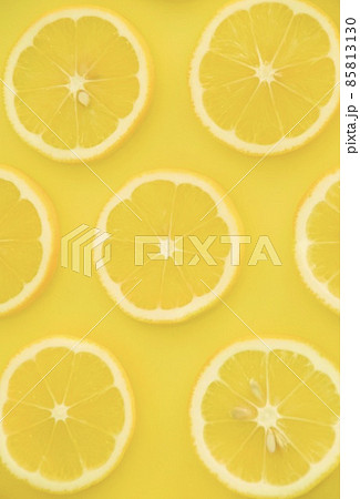 たくさん並ぶレモンのスライス　縦構図 85813130