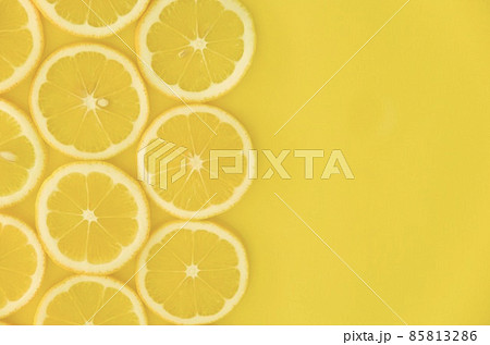 レモンのスライスとコピースペース 85813286