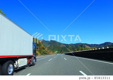 新東名高速道路を走行する大型トラック 新東名高速道路を走行する大型トラック 85813311