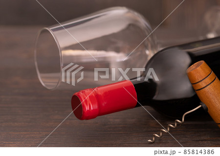 Red wine bottle 85814386