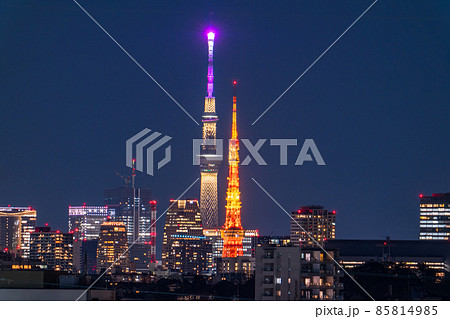 《東京都》東京タワーとスカイツリーの並ぶ夜景 85814985