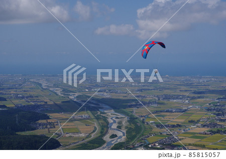 獅子吼高原から飛ぶパラグライダーと手取川扇状地の眺め 獅子吼高原から飛ぶパラグライダーと手取川扇状地の眺め 85815057