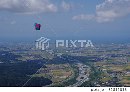 獅子吼高原から飛ぶパラグライダーと手取川扇状地の眺め 獅子吼高原から飛ぶパラグライダーと手取川扇状地の眺め 85815058