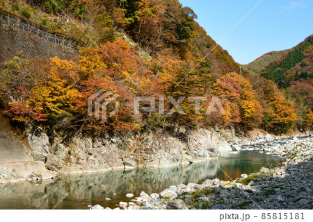 飛騨高山の美しい紅葉風景 85815181
