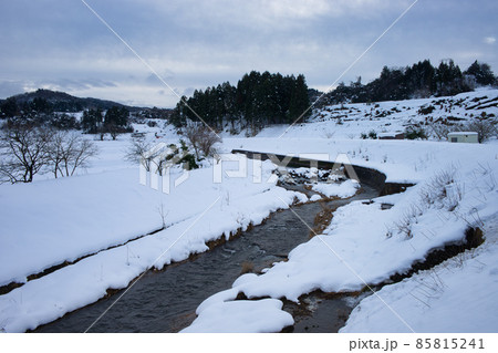 白岩川と雪 冬の富山県立山町白岩橋より 白岩川と雪 冬の富山県立山町白岩橋より 85815241
