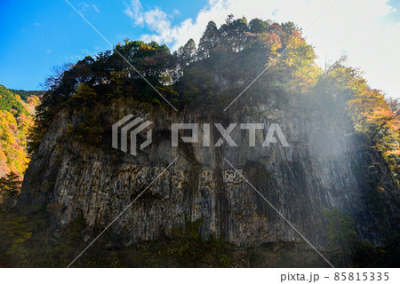 厳立峡の美しい紅葉風景 85815335