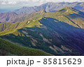 武能岳からの七ツ小屋山への稜線と笹原 85815629