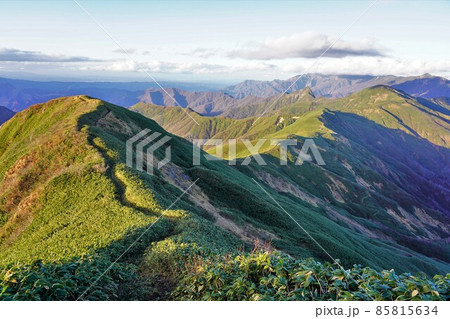 武能岳からの七ツ小屋山への稜線と笹原 85815634