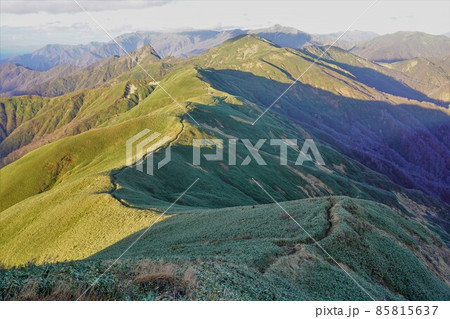 武能岳からの七ツ小屋山への稜線と笹原 85815637