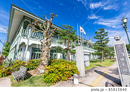 岐阜県高山市　晴天の高山市立図書館（煥章館本館） 85815640