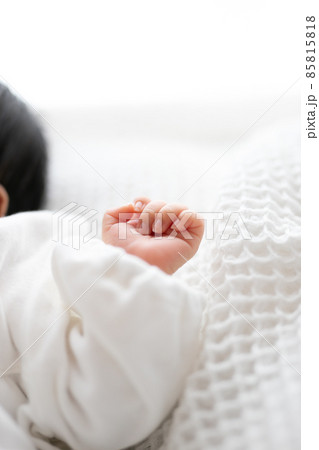 生まれたての赤ちゃん 85815818