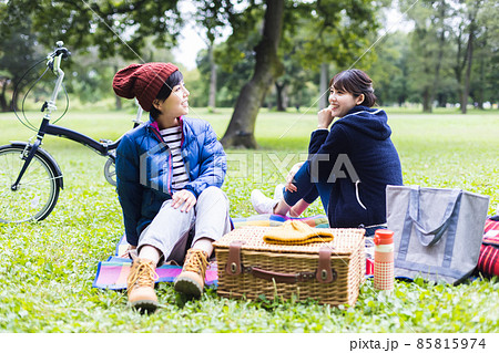 ピクニックを楽しむ女性 ピクニックを楽しむ女性 85815974