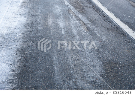 雪の日の塩化カルシウムが散布された道路 雪の日の塩化カルシウムが散布された道路 85816043