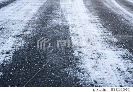 塩化カルシウムが散布された道路 85816046