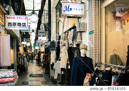 大阪鶴橋の商店街 85816103