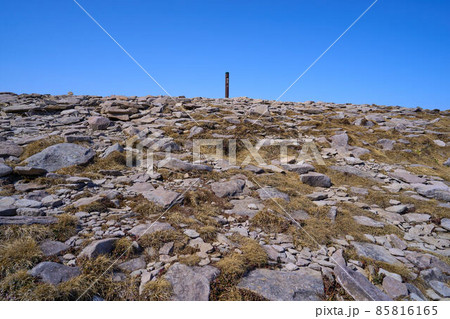 冬の長野県と群馬県の県境にある湯ノ丸山の山頂 冬の長野県と群馬県の県境にある湯ノ丸山の山頂 85816165