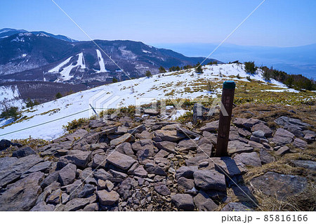 冬の長野県と群馬県の県境にある湯ノ丸山の山頂から南東側の湯ノ丸スキー場、浅間山方面を見る 85816166