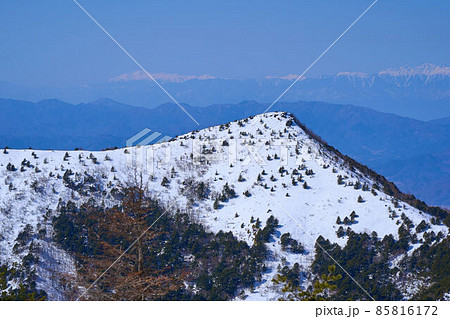冬の長野県と群馬県の県境にある湯ノ丸山の山頂から西側の烏帽子岳方面を見る 85816172