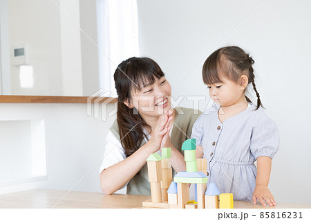 積み木で遊ぶ2歳の女の子とママ 積み木で遊ぶ2歳の女の子とママ 85816231