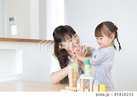 積み木で遊ぶ2歳の女の子とママ 85816233