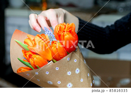 The florist assemble a bouquet 85816335