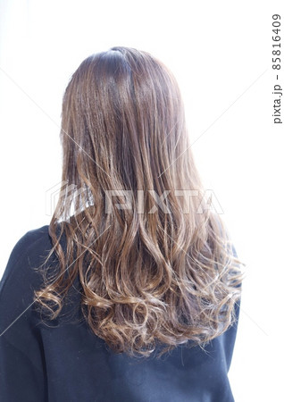 明るい白髪染め+フェミニンロングスタイル 明るい白髪染め+フェミニンロングスタイル 85816409