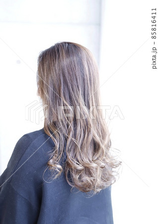 明るい白髪染め+フェミニンロングスタイル 明るい白髪染め+フェミニンロングスタイル 85816411