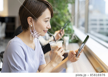 マスクをずらして飲み物を飲む女性の横顔 撮影協力:WEEK芝大門(サンフロンティア不動産) マスクをずらして飲み物を飲む女性の横顔 撮影協力:WEEK芝大門(サンフロンティア不動産) 85816976